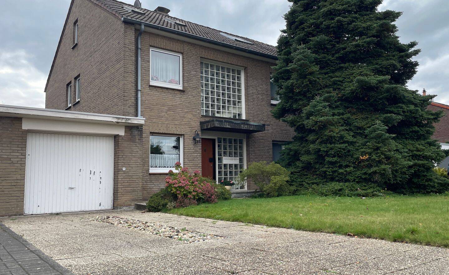 Haus mit 8 Zi. Garage in Tönisvorst, Keller, sep. Wohneinht. mit 4 Badezimmer und 3 Küchen, 47918 Tönisvorst