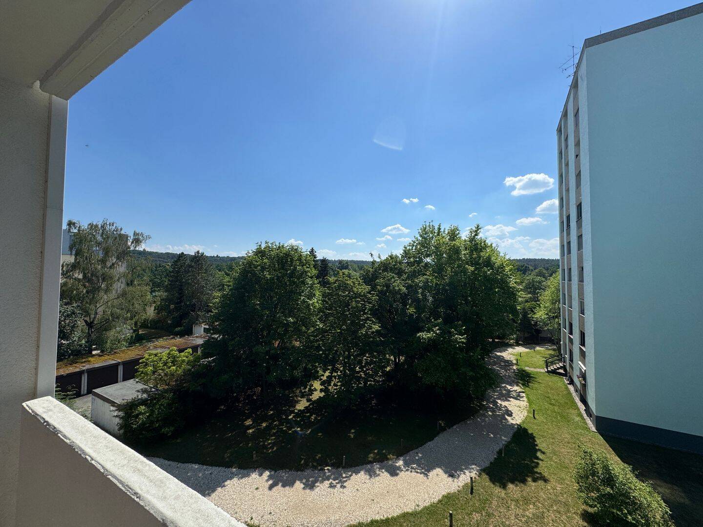 Moderne 1-Zimmer-Wohnung mit Balkon, Einbauküche, Garage & Stellplatz in Fürth-Dambach, 90768 Fürth