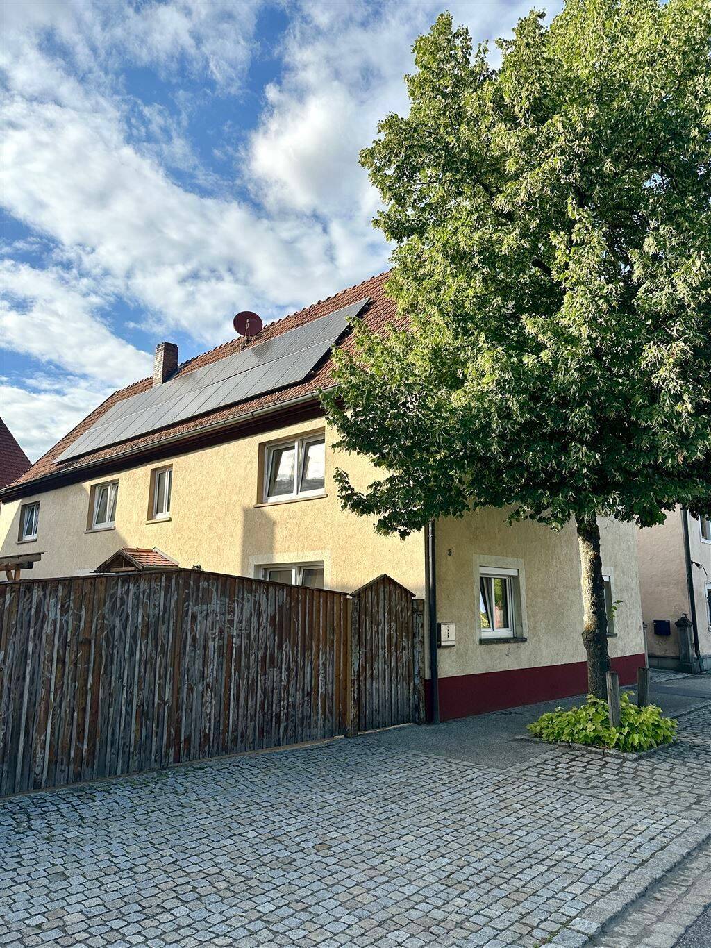 Großzüges EFH in zentraler attraktiver Wohnlage, Carport, Sofortbezug, 97539 Wonfurt
