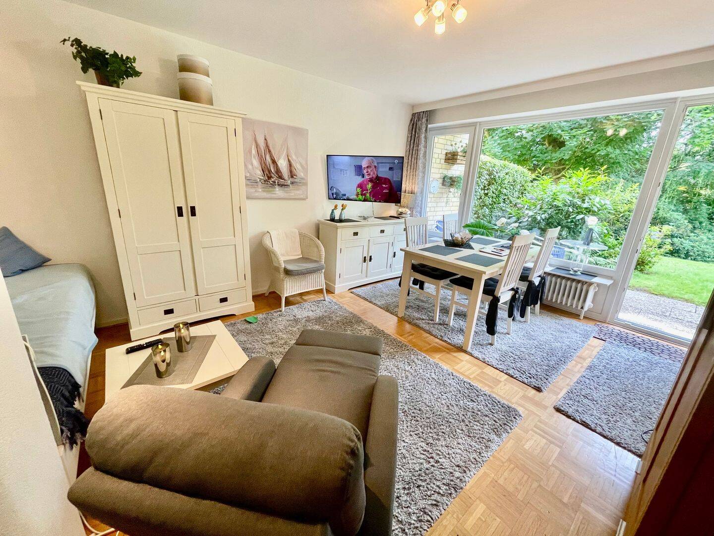 Vollmöbliert – Teilsanierte Terrassenwohnung an parkähnlichem Garten, 22559 Hamburg (Altona Rissen)
