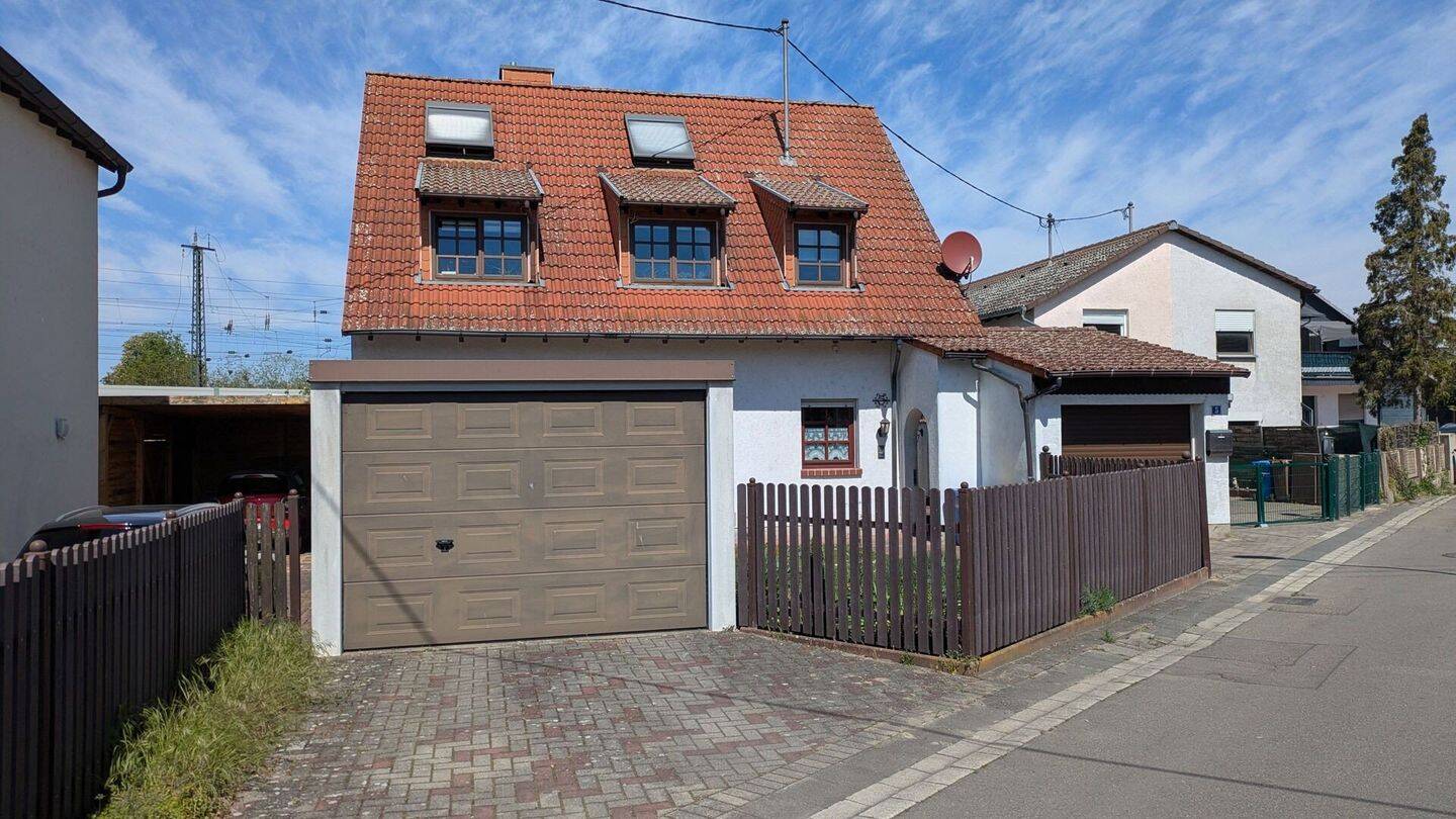 Gepflegtes Zweifamilienhaus mit großem Garten, Garagen und vielfältigen Nutzungsmöglichkeiten, 67065 Ludwigshafen am Rhein (Gartenstadt Maudach Mundenheim Rheingönheim West)
