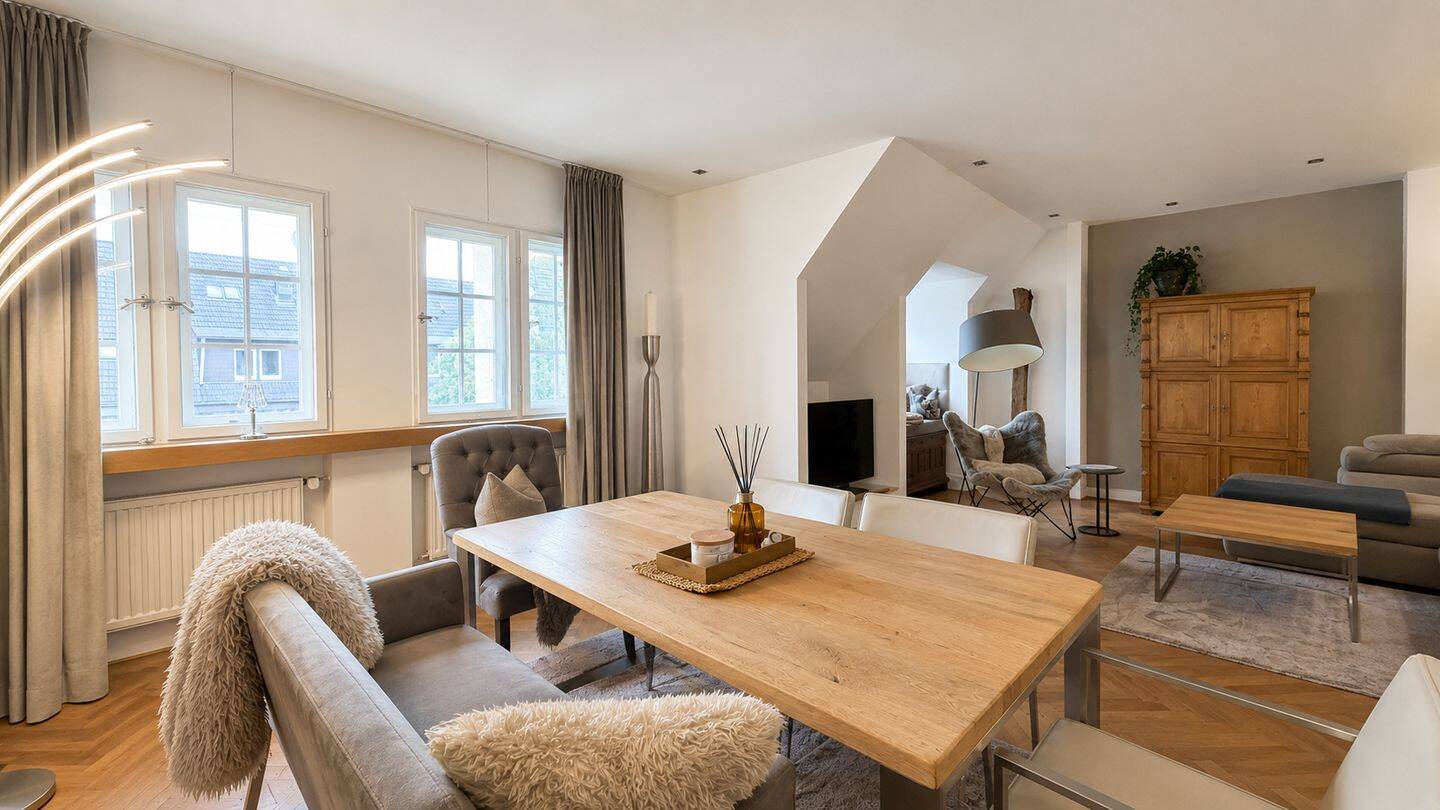 Begehrtes Düsseltal – Großzügige und geschmackvolle 2-Zimmer Altbauwohnung, 40239 Düsseldorf (Düsseltal Mörsenbroich)