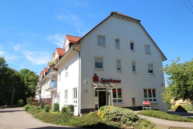 Tollwitz; kl. 3-Raum-DG-Wg. am Park, mit Balkon, EBK und Pkw-Stellplatz, frei ab sofort, 6231 Bad Dürrenberg