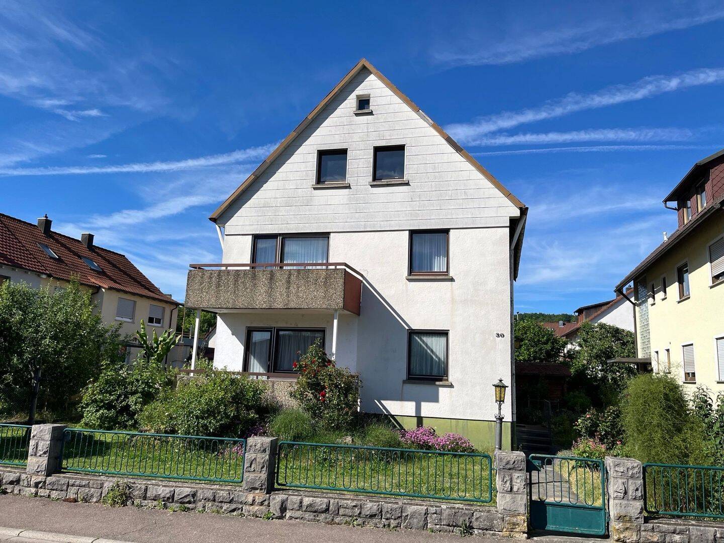 Wohnhaus in zentraler Lage mit großen Grundstück und Doppelgarage, 97999 Igersheim