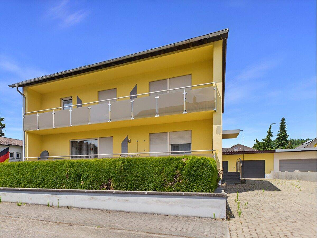 Zweifamilienhaus mit großem Garten und Nebengebäude | Bretten-Gölshausen, 75015 Bretten