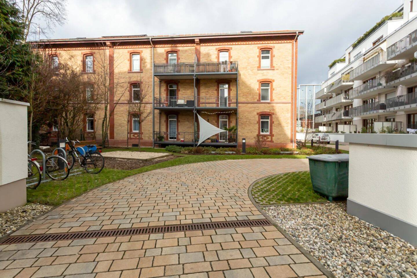 Charmante 2-Zimmer-Altbauwohnung mit Balkon im Herzen von Frankfurt, 60598 Frankfurt am Main (Sachsenhausen)