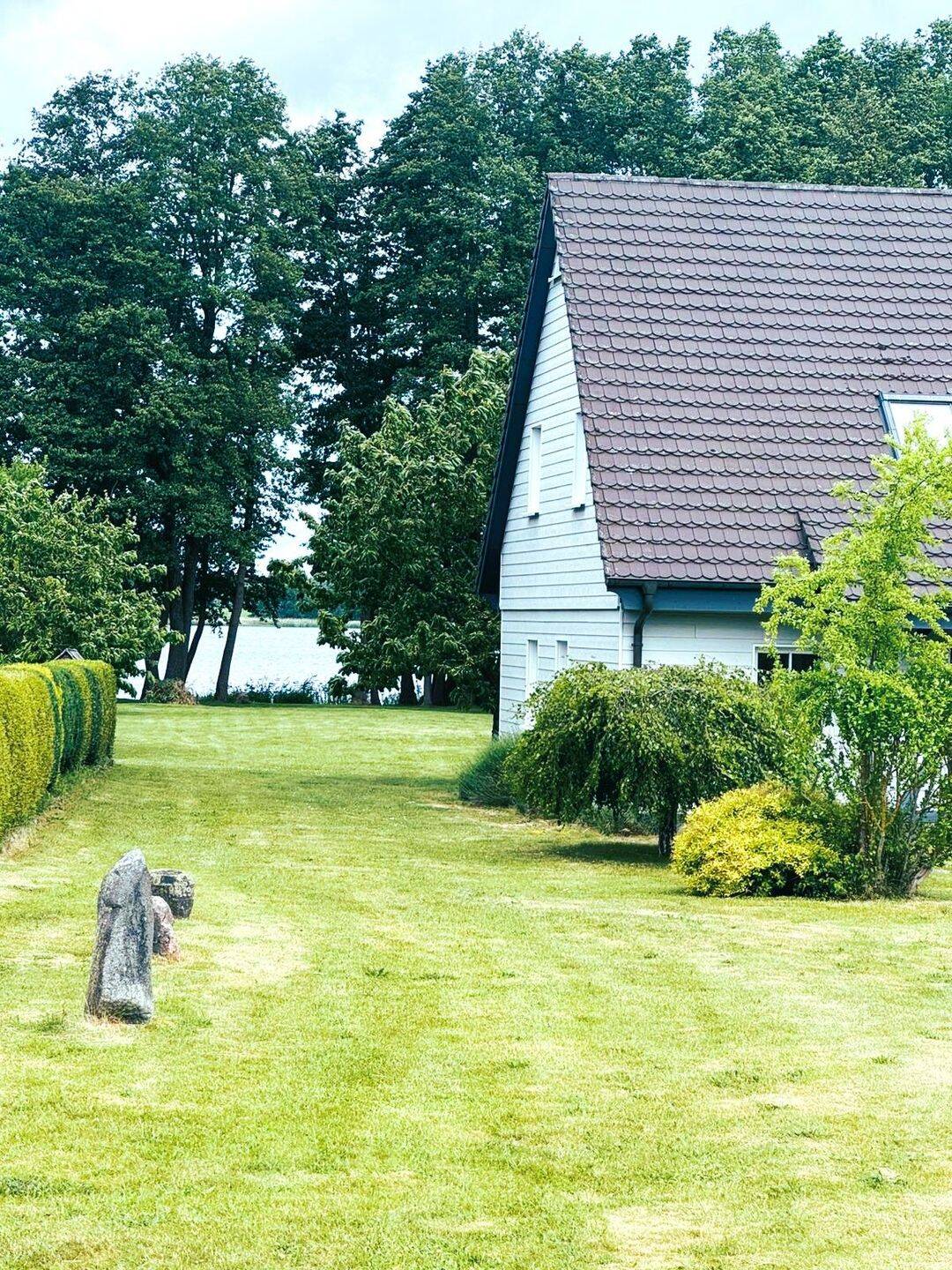 Haus am Barniner See zur Miete – großzügiges Wohnen mit Garten, Terrasse, Steg, Sauna und Ruderboot, 19089 Barnin