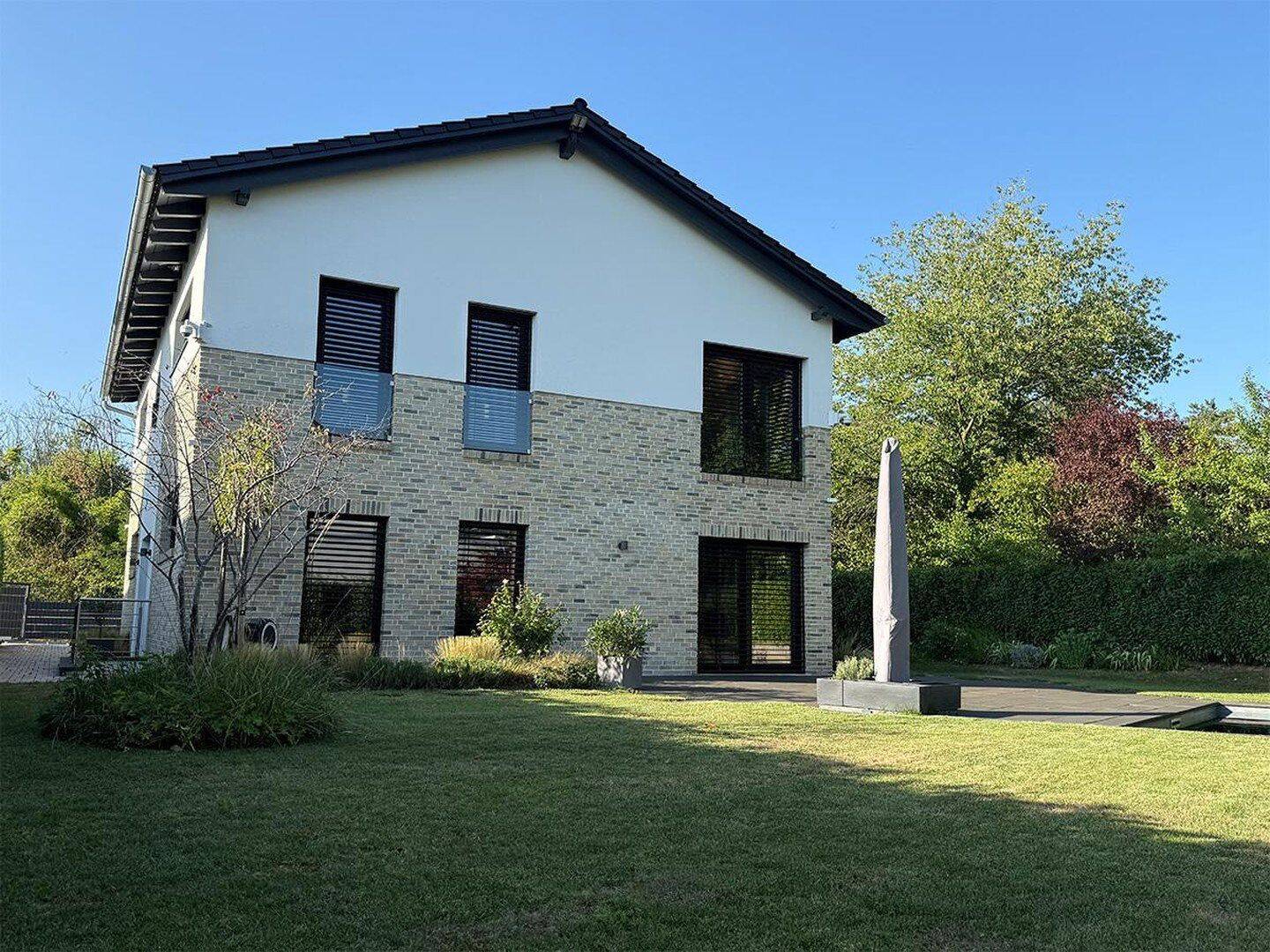 Architektenhaus (2017) mit Schwimmteich, Sauna & PV – provisionsfrei, 79189 Bad Krozingen