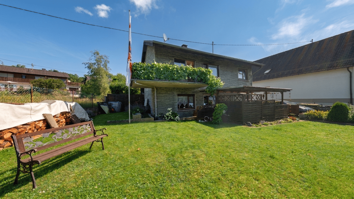 Seltene Gelegenheit: Einfamilienhaus mit zwei direkt angrenzenden Baugrundstücken auf insgesamt ca. 1.260 m², 51570 Windeck