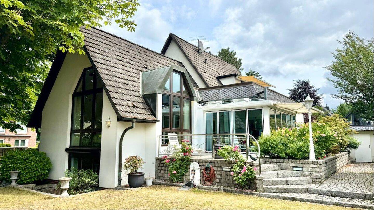 Stilvolles Einfamilienhaus mit einem idyllischen Garten, 22143 Hamburg (Wandsbek Rahlstedt)