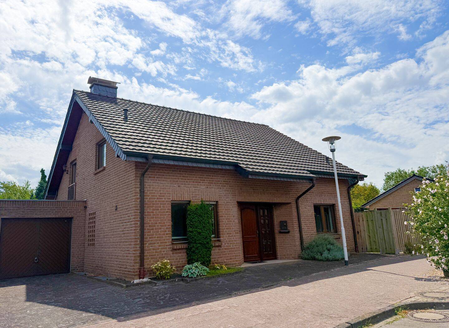 Wohnen mit Wohlfühlfaktor – großzügiges Einfamilienhaus mit Kamin, Garten und Garage in Nettetal, 41334 Nettetal