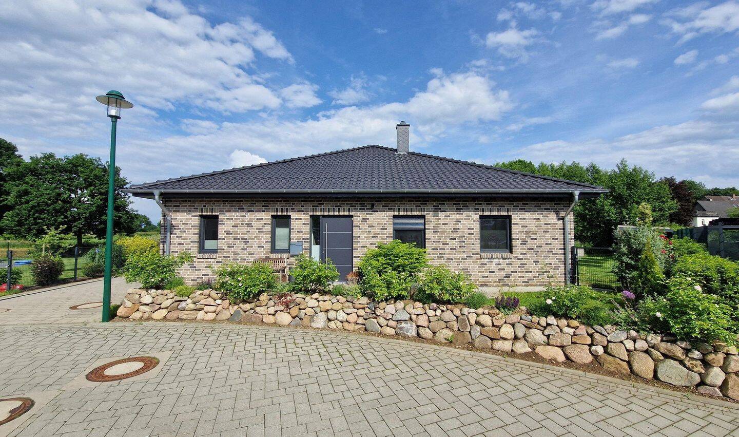 Moderner Bungalow mit Feldblick in Ostseenähe, KFW55, Wärmepumpe, EBK, 24361 Damendorf