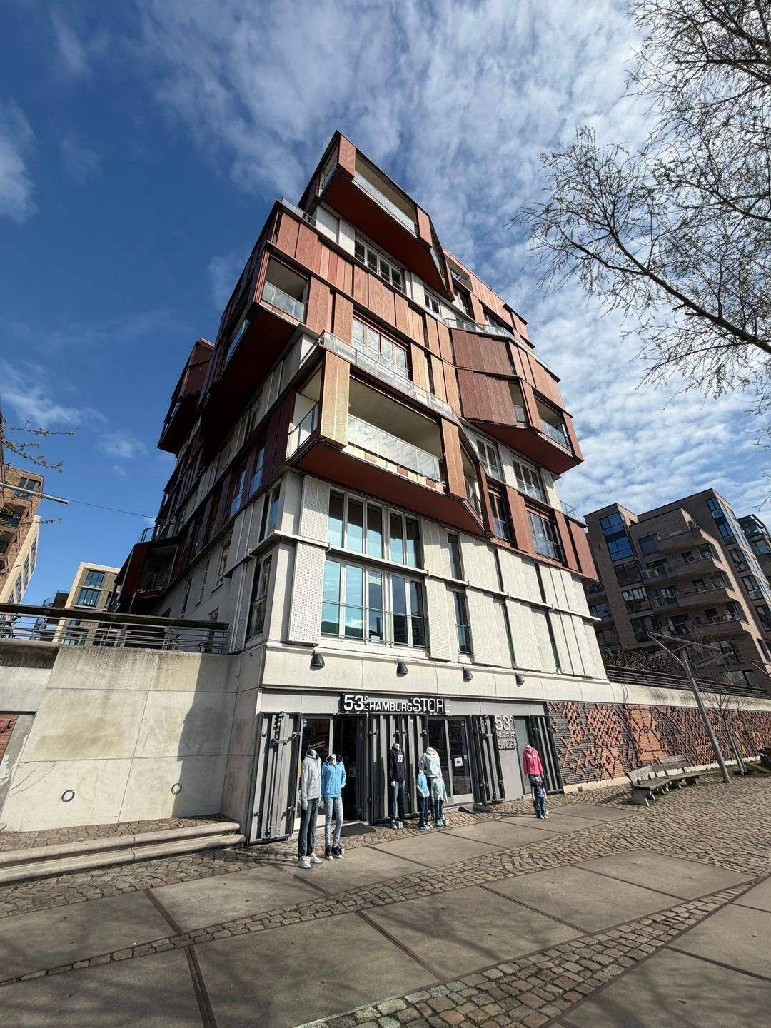 Elbblick in der HafenCity mit Balkon