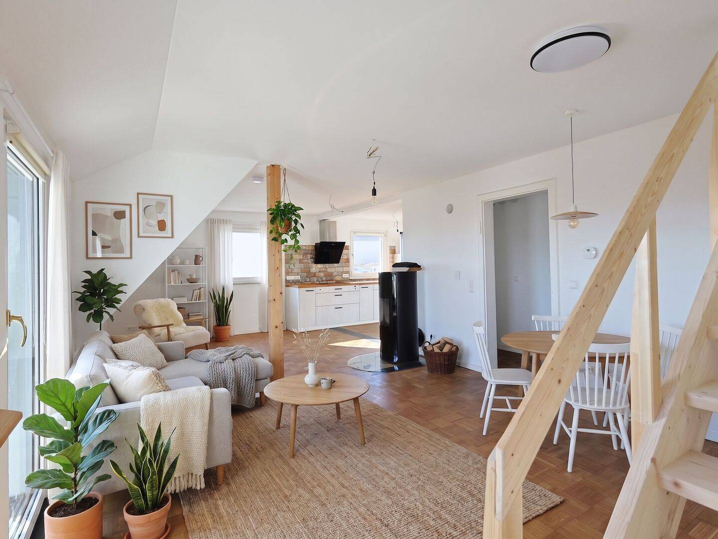 Moderne, helle Dachgeschoss-Wohnung mit Süd-Balkon und fantastischem Fernblick, 72667 Schlaitdorf