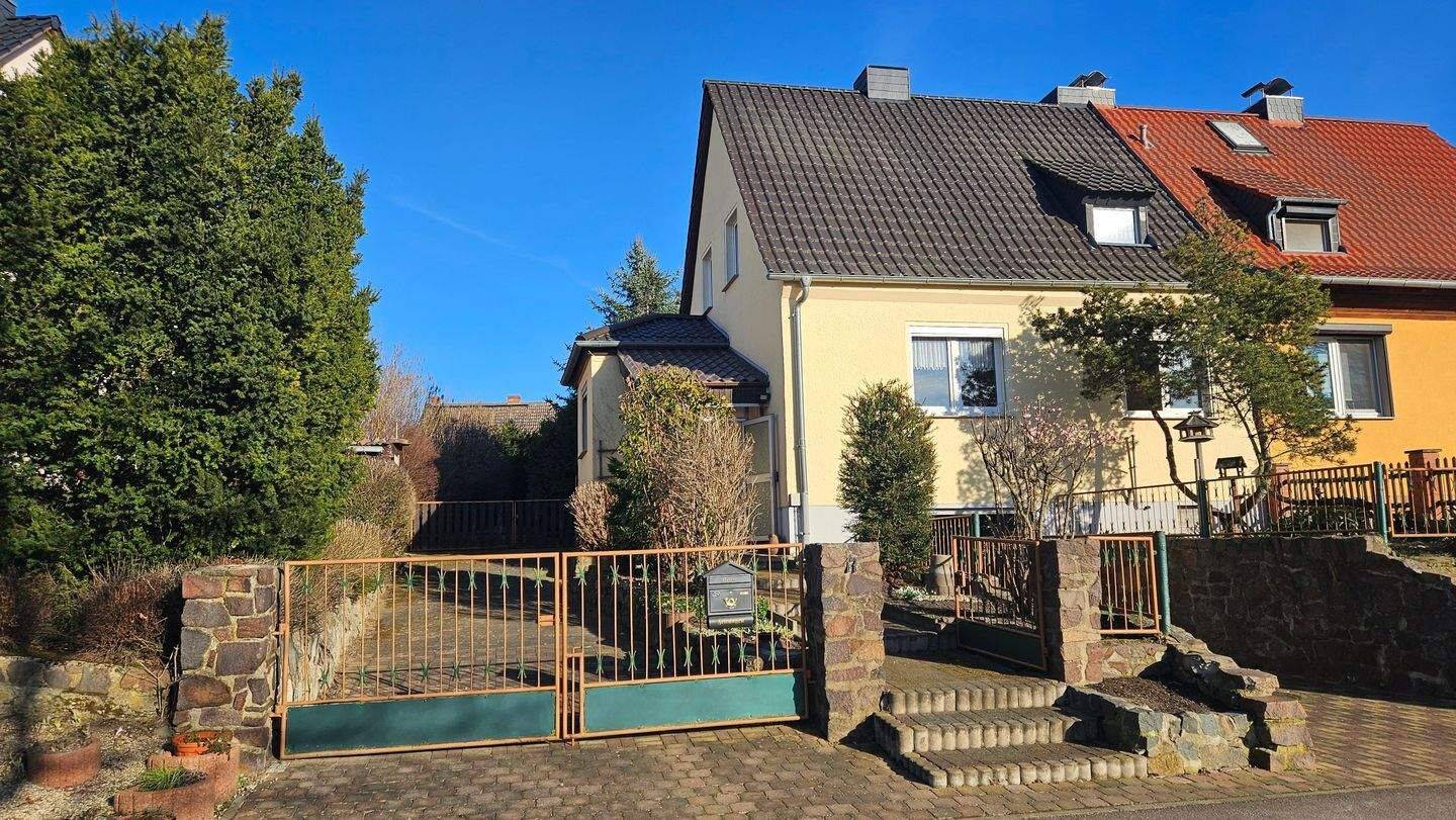 Doppelhaushälfte mit Nebengebäude und schönem Grundstück nahe Leipzig, 6237 Leuna