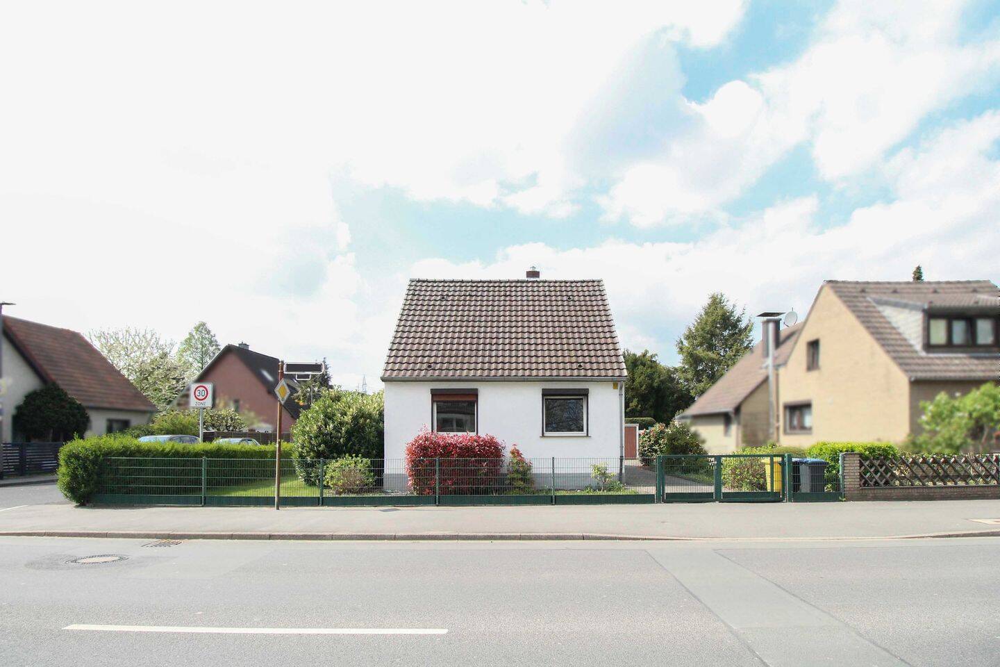 Familienhaus auf 624 qm großem Eckgrundstück mit vielseitigen Nutzungsmöglichkeiten in Vennhausen, 40627 Düsseldorf (Gerresheim Unterbach Vennhausen)