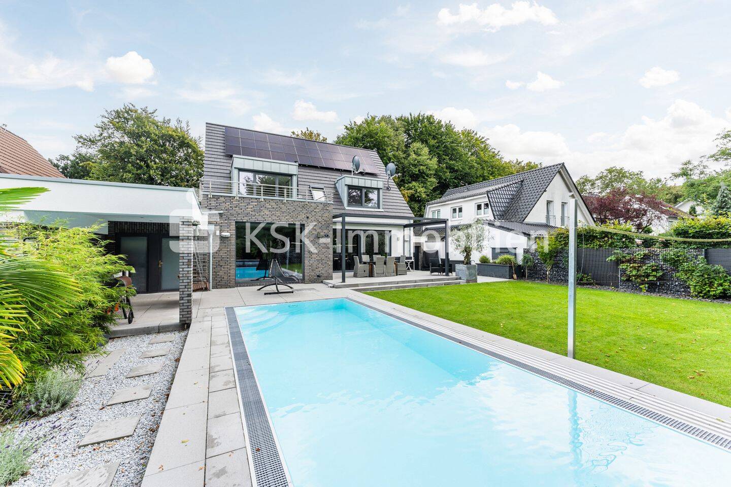 Freistehende Villa mit Pool in Köln Junkersdorf
