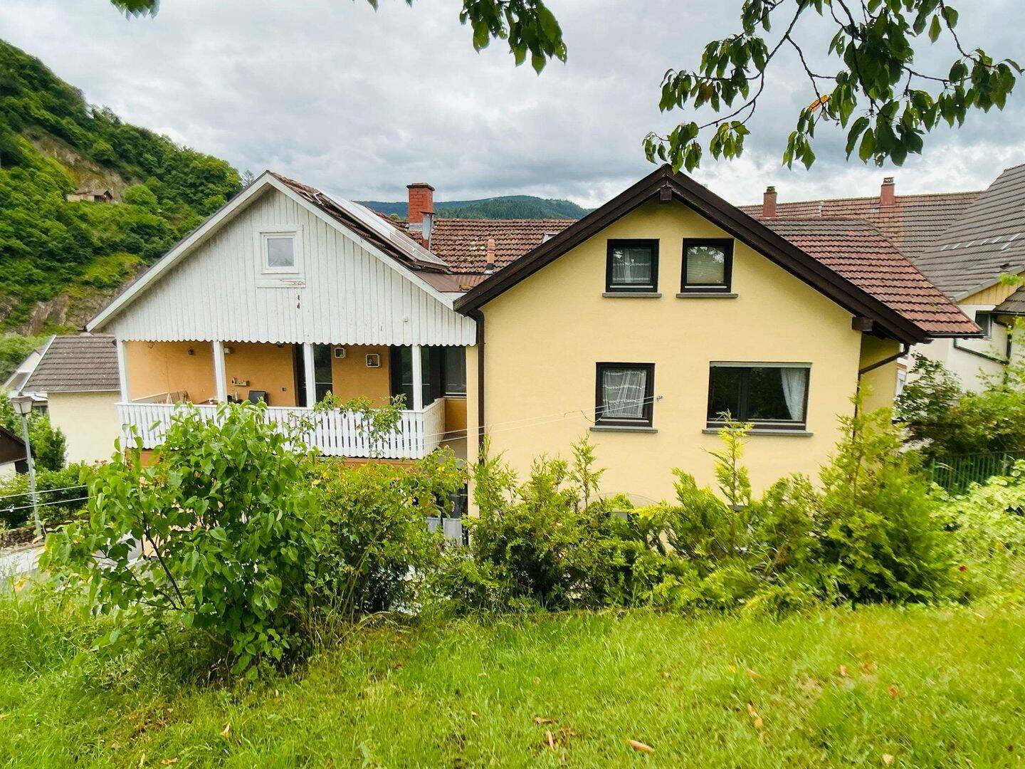 Gemeinsam leben, individuell wohnen – großzügiges Zweifamilienhaus mit Garten & drei Wohneinheiten, 76599 Weisenbach
