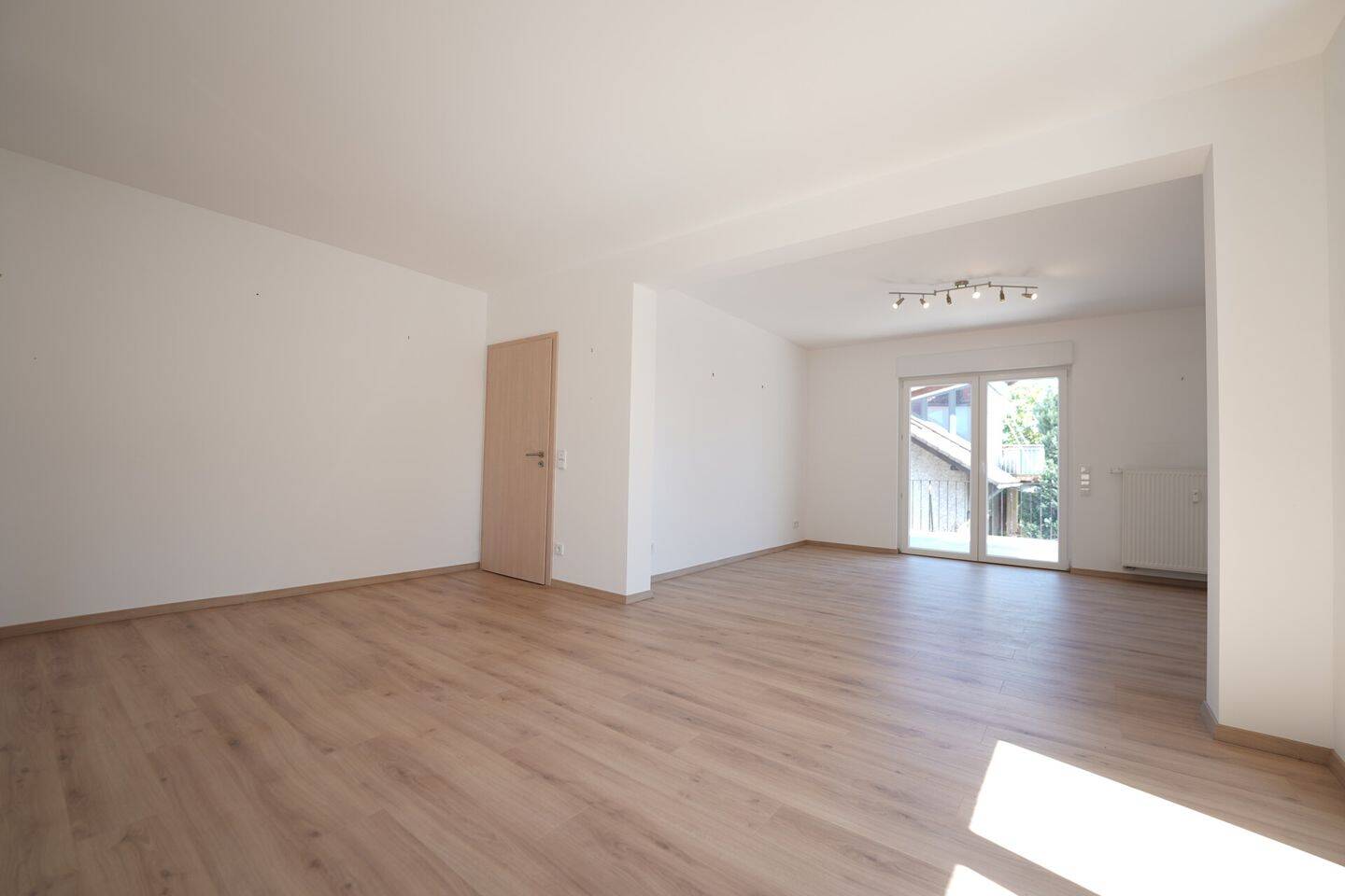 Großzügige Wohnung mit sonniger Terrasse – stilvolles Wohnen in begehrter Lage von Flörsheim-Wicker, 65439 Flörsheim am Main