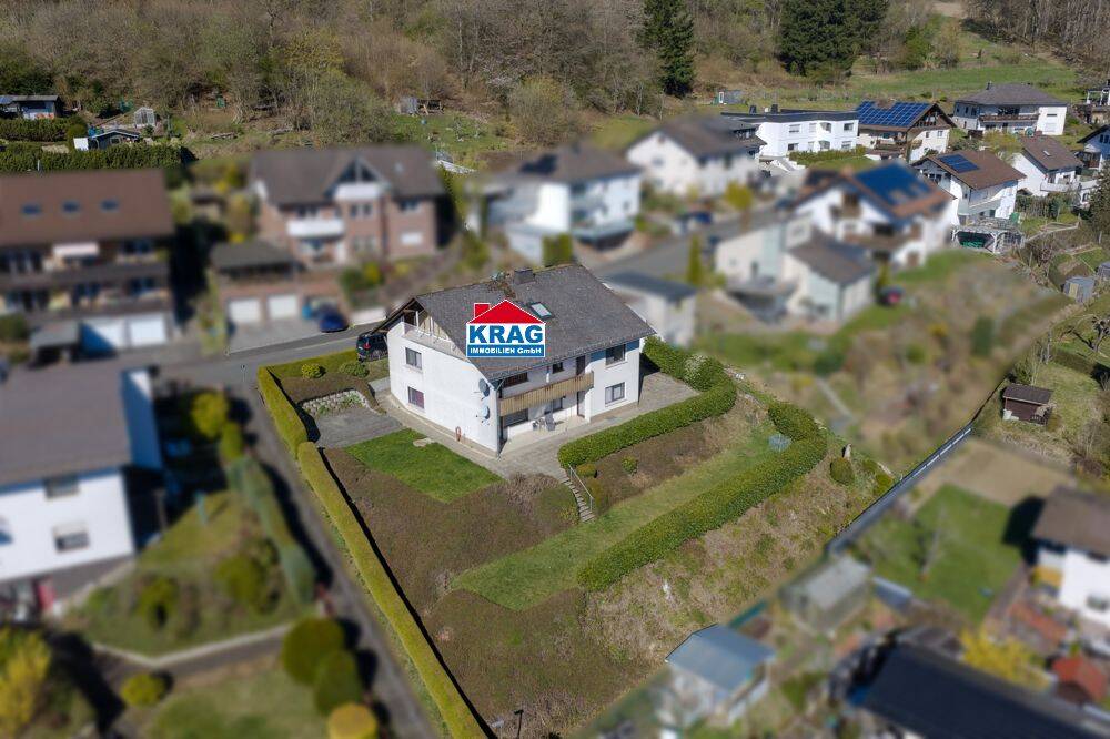 ++ KRAG Immobilien ++ Zweifamilienhaus mit vermieteter Wohnung und Doppelgarage, 35080 Bad Endbach