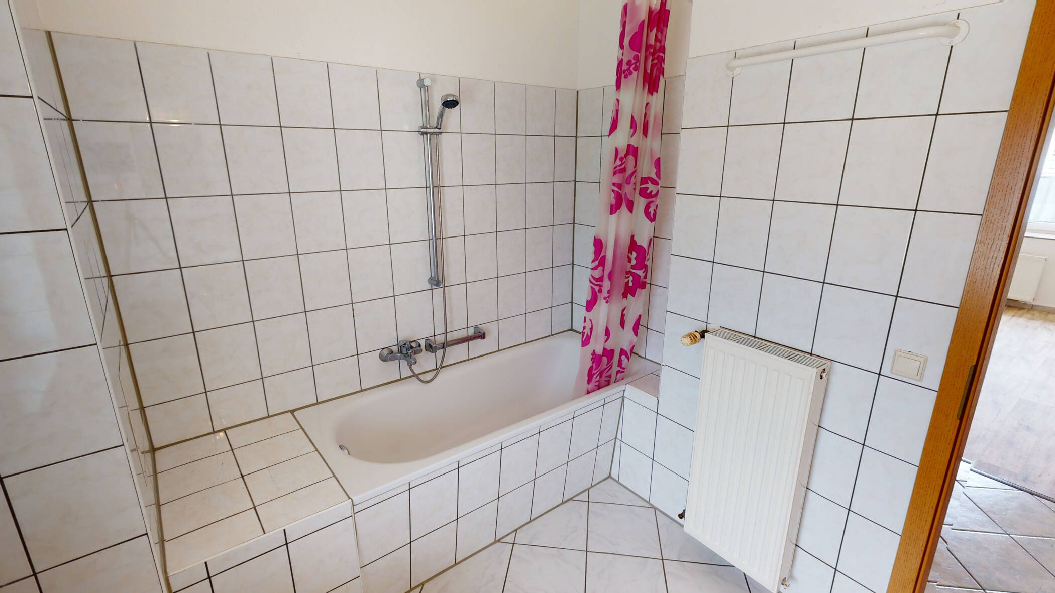 2 Zimmer mit großer Küche und Tageslichtbad mit Wanne, 41363 Jüchen