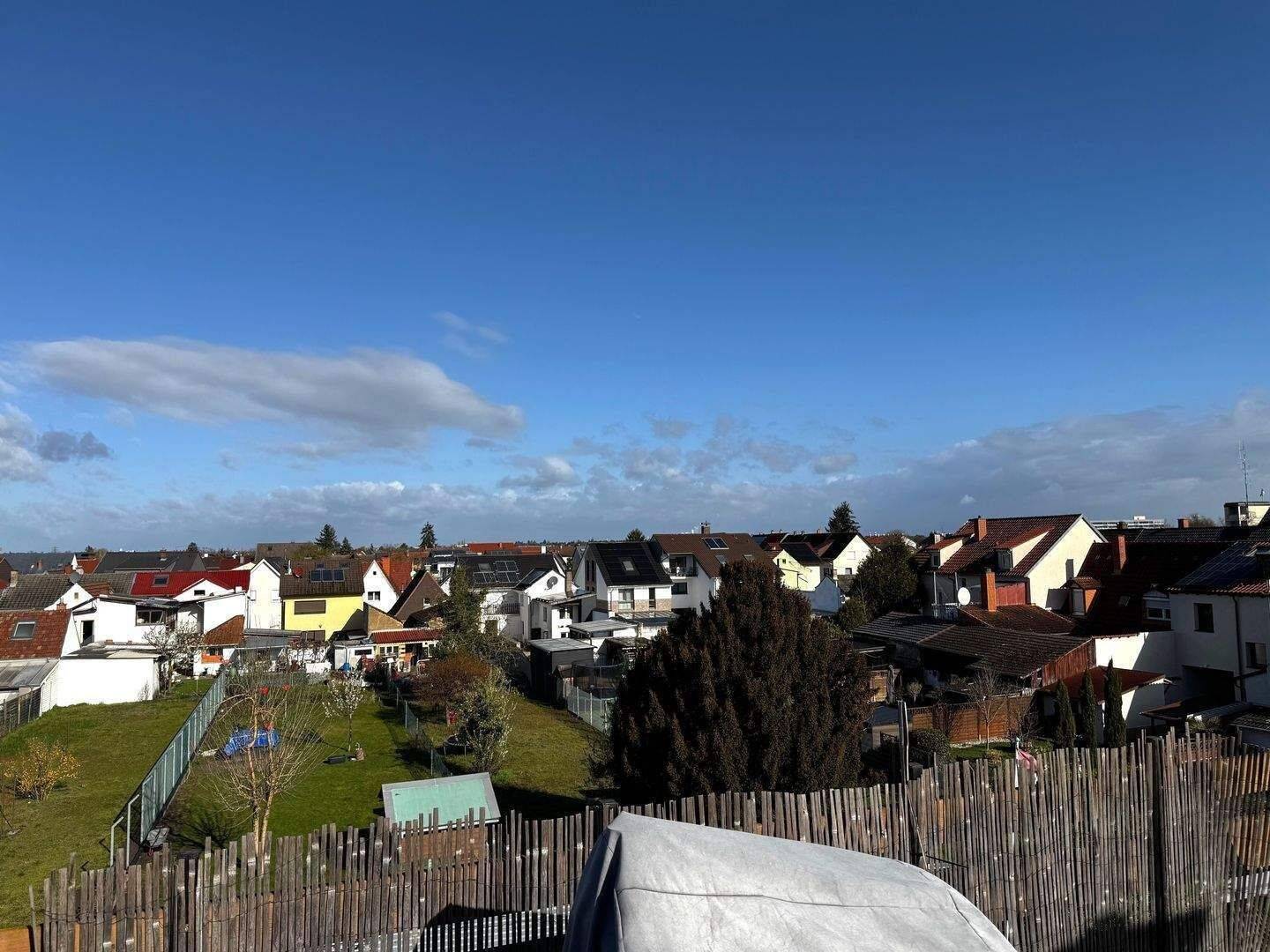 Dachgeschosswohnung mit 21qm Dachterrasse mit Ausblick und Gartenmitbenutzung, 68766 Hockenheim