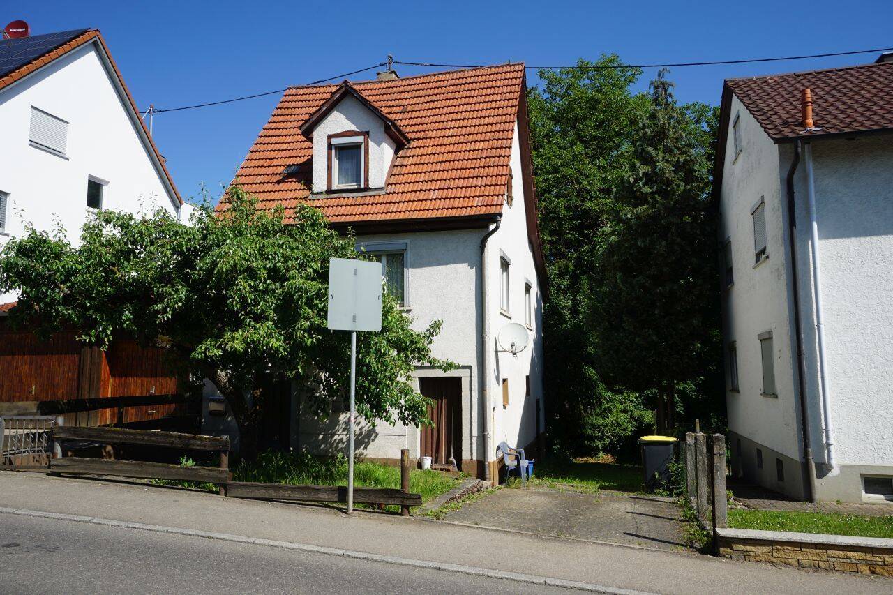 Sanierungsbedürftiges Einfamilienhaus mit großem, schönen Grundstück und Pkw-Stellplatz, 72768 Reutlingen