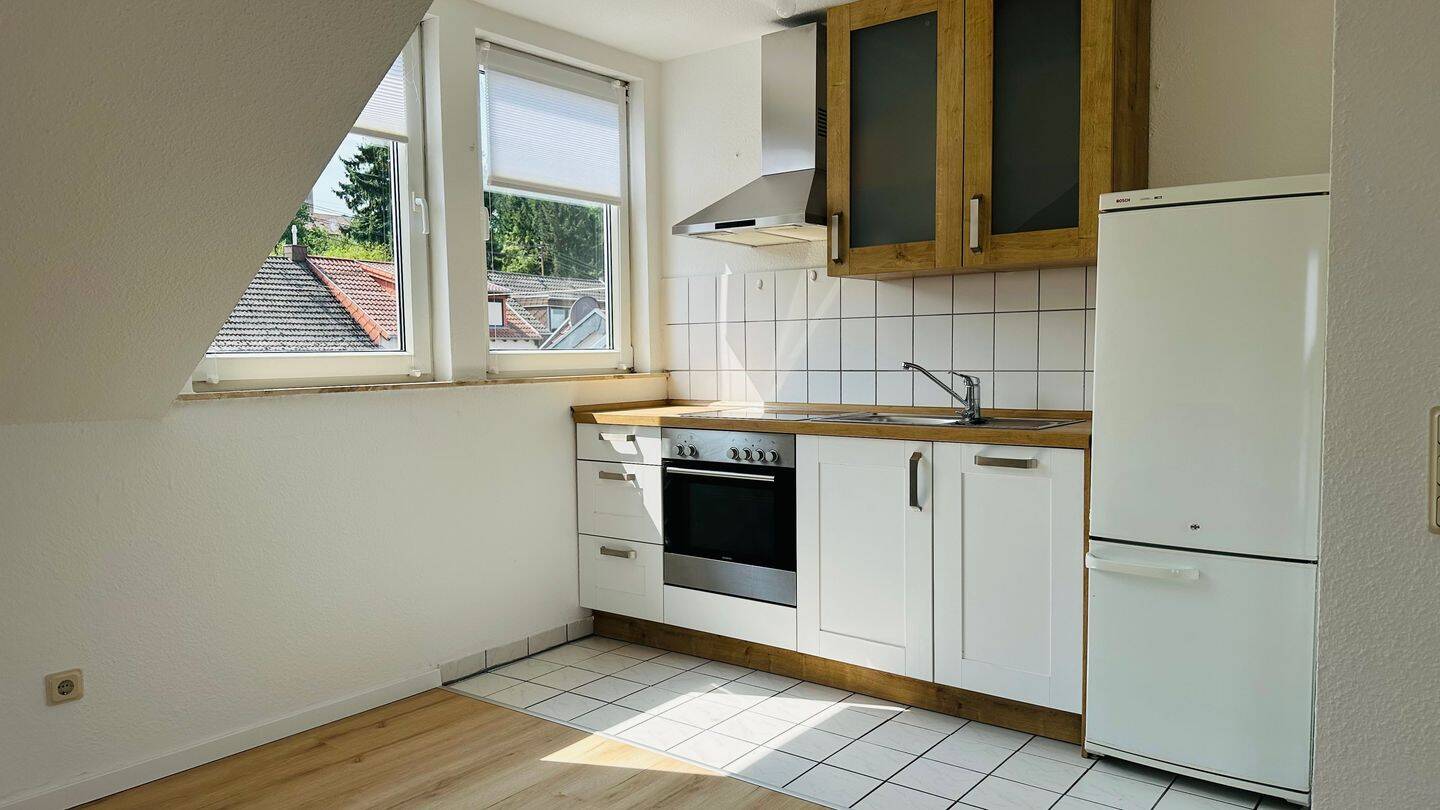 Schöne renovierte 2-ZKB-Dachgeschosswohnung mit Balkon und Talblick in Riegelsberg, 66292 Riegelsberg