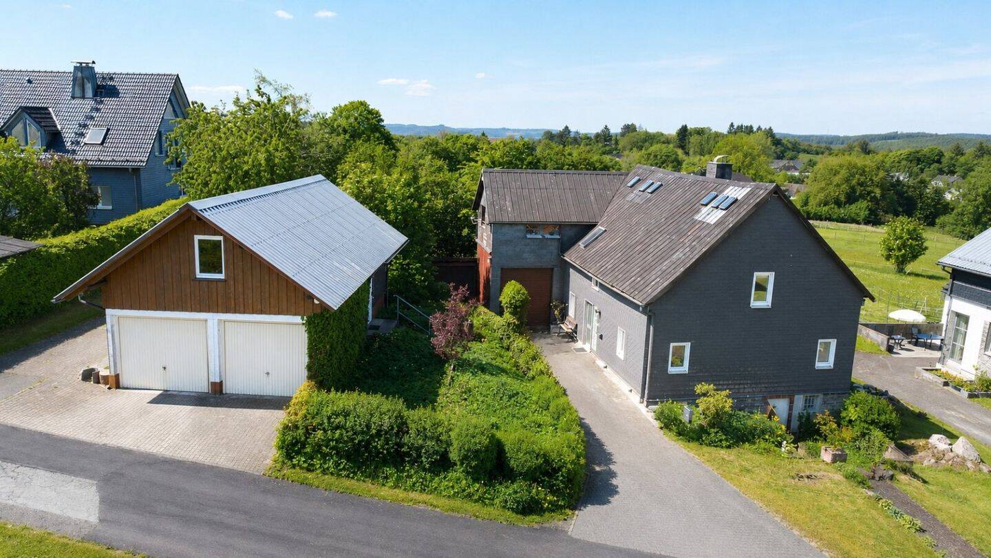 Historisches Einfamilienhaus mit traumhaftem Gartenparadies, Scheune und Garagengebäude in ruhiger Lage, 57319 Bad Berleburg