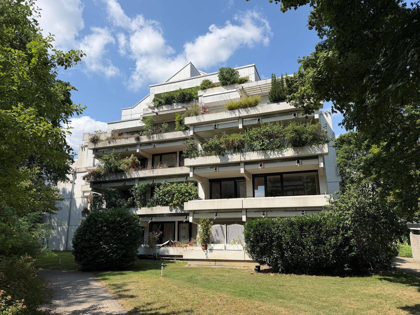 Große 2-Zimmer-Wohnung mit zwei Balkonen und TG-Stellplatz, sofort bezugsfrei, 81379 München (Sendling Sendling-Westpark Thalk. Obersendl.-Forsten-Fürstenr.-Solln)
