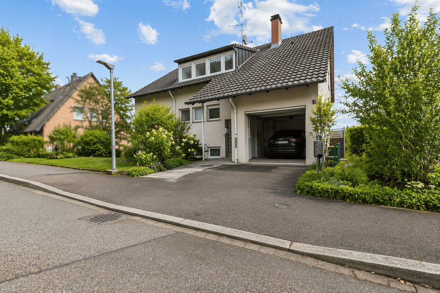 Exklusives Einfamilienhaus mit Einliegerwohnung und Baupotenzial in Singen, 78224 Singen (Hohentwiel)