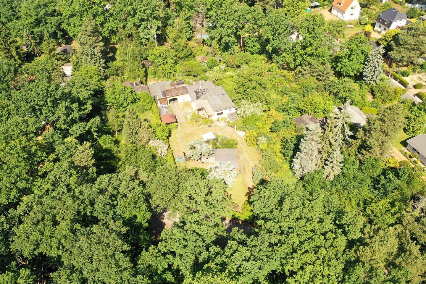 Bungalow mit traumhaften Grundstück – Erholung pur!, 1445 Radebeul