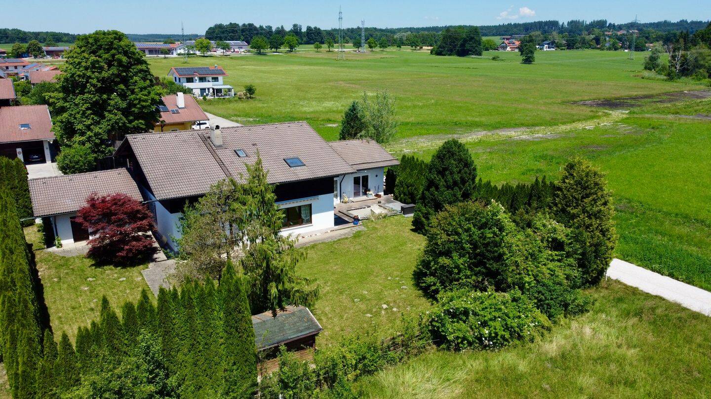 Großzügiges Landhaus in geschützter Randlage – mit freiem Blick über die Wiesen bis in die Berge., 83355 Grabenstätt