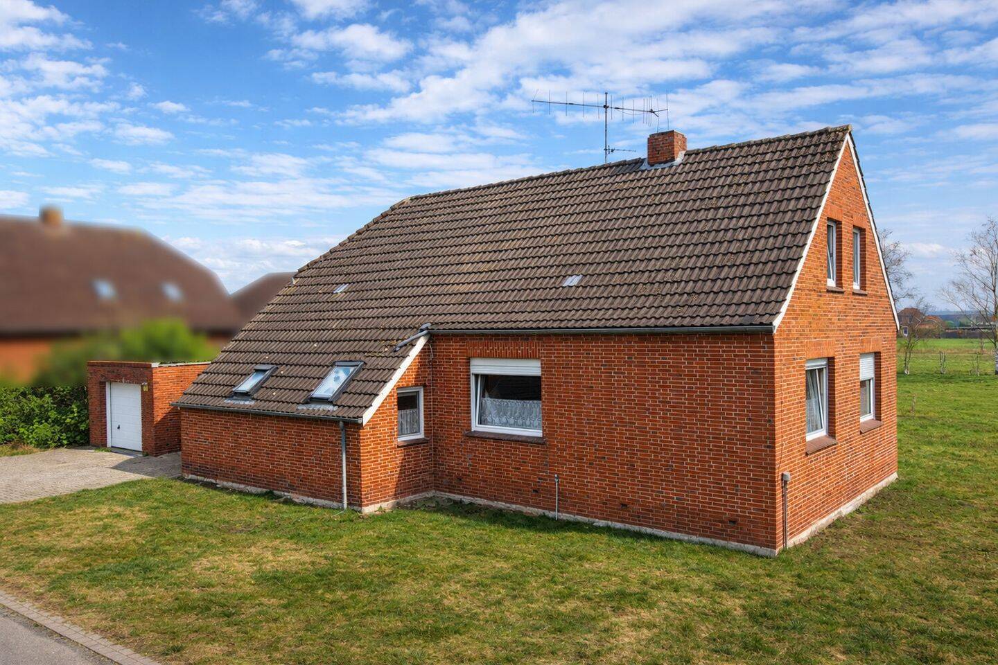 Charmantes Landhaus mit Wirtschaftsteil, Garage und großem Garten in Ihlow-Simonswolde, 26632 Ihlow