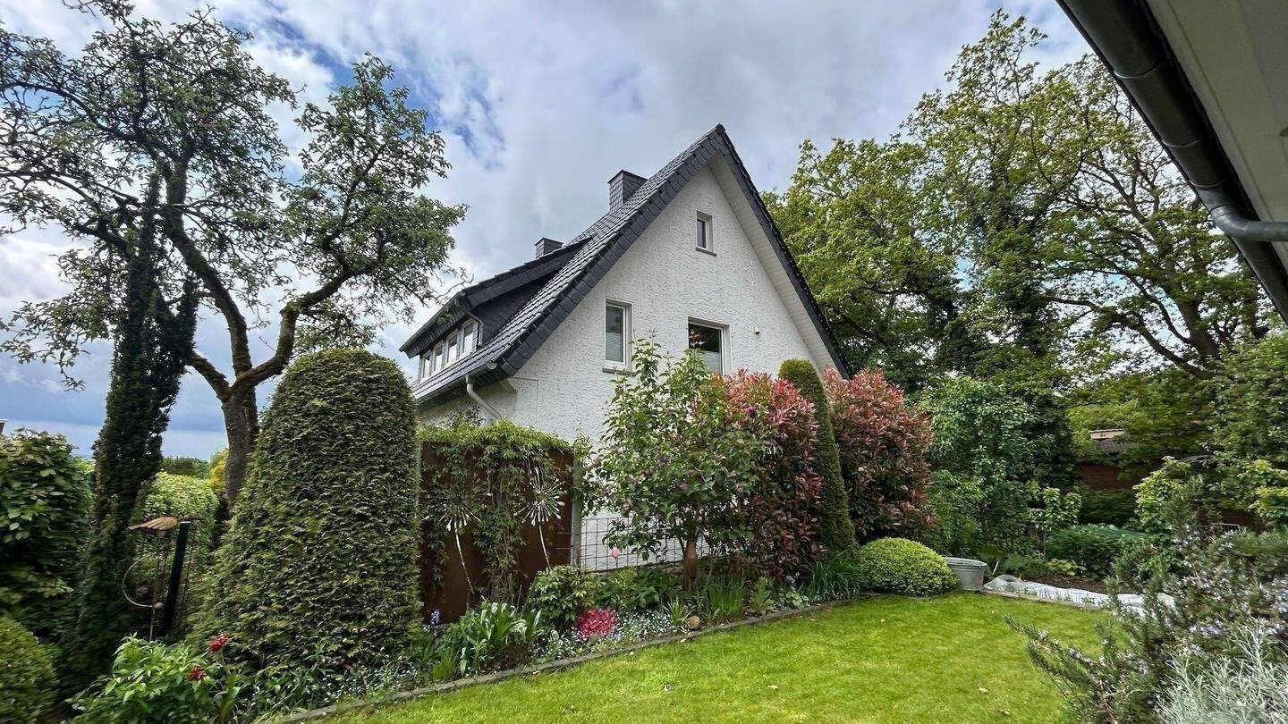 Zweifamilienhaus mit zusätzlichem Baupotenzial am Stadtwald, 32791 Lage