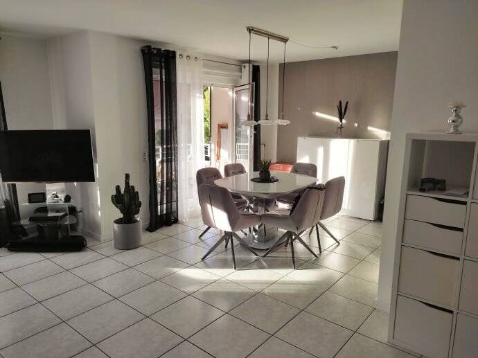 Helle moderne Wohnung mit zwei Zimmern KDB sowie Balkon und Einbauküche in Hennef (Sieg) direkt am Kurpark, 53773 Hennef (Sieg)