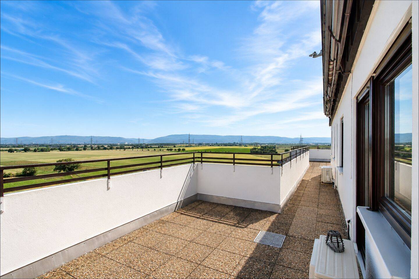 Hoch hinaus in Oftersheim – saniertes Penthaus mit beeindruckender Aussicht, EBK und TG-Stellplatz!, 68723 Oftersheim