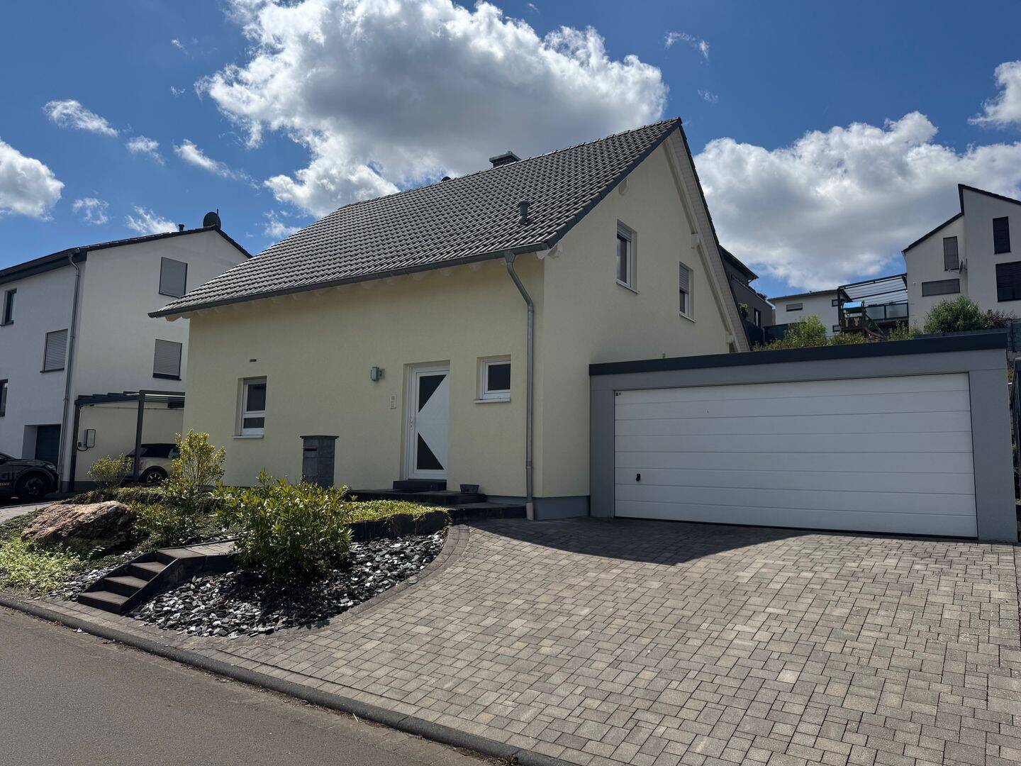 Bekond – Neuwertiges Einfamilienhaus mit Doppelgarage, Kaminofen, Wintergarten und Einbauküche, 54340 Bekond
