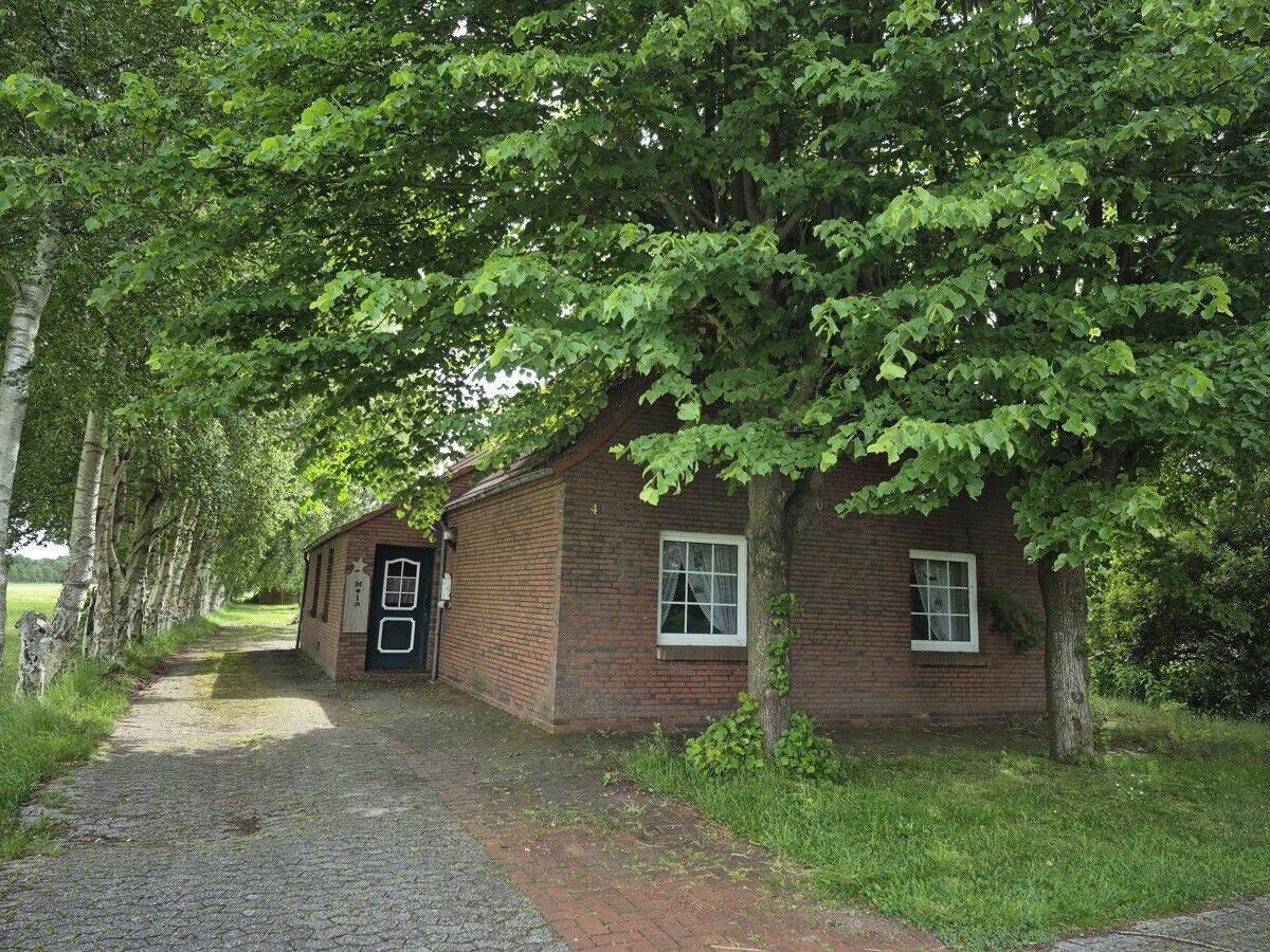 ***Ländlich gelegenes Einfamilienhaus mit Garagen in Leezdorf***PROVISIONSFREI, 26529 Leezdorf