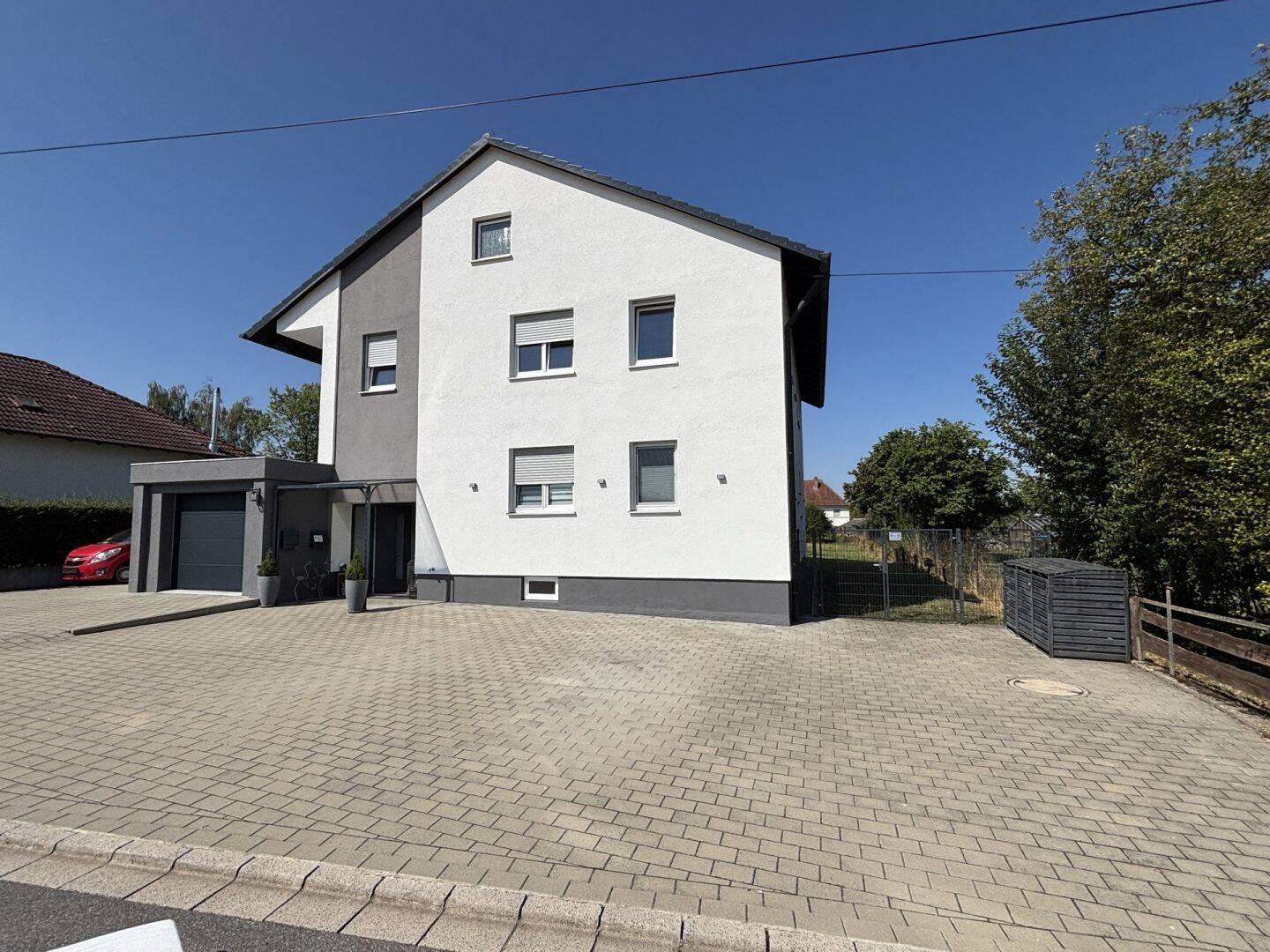 Wohnen im Grünen: Modernisierte 3-Zimmer-Eigentumswohnung mit ca. 500 m² Grundstücksanteil, 96215 Lichtenfels