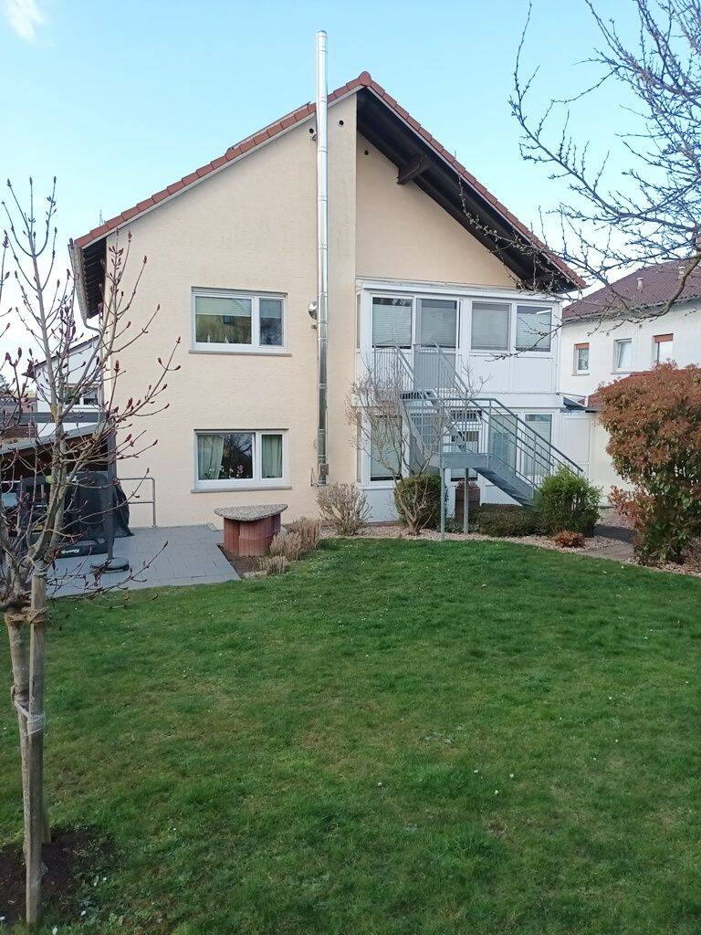 Friedberg OT: Gepflegtes Zweifamilienhaus mit Garten, Garagen und Carport in ruhiger Lage!, 61169 Friedberg (Hessen)
