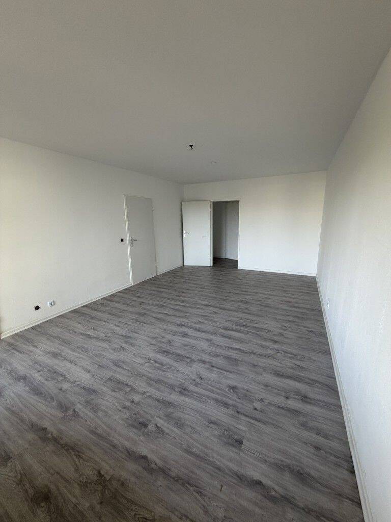 Sanierte 2 – Zimmer-Eigentumswohnung mit Balkon und Stellplatz in Maintal-Bischofsheim, 63477 Maintal