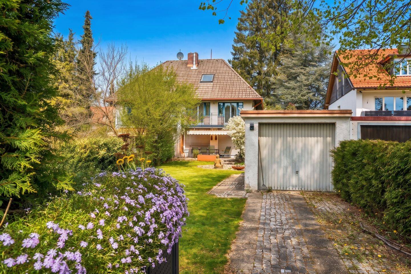 Charmante Doppelhaushälfte mit Garten in begehrter Lage von Pullach im Isartal, 82049 Pullach i. Isartal