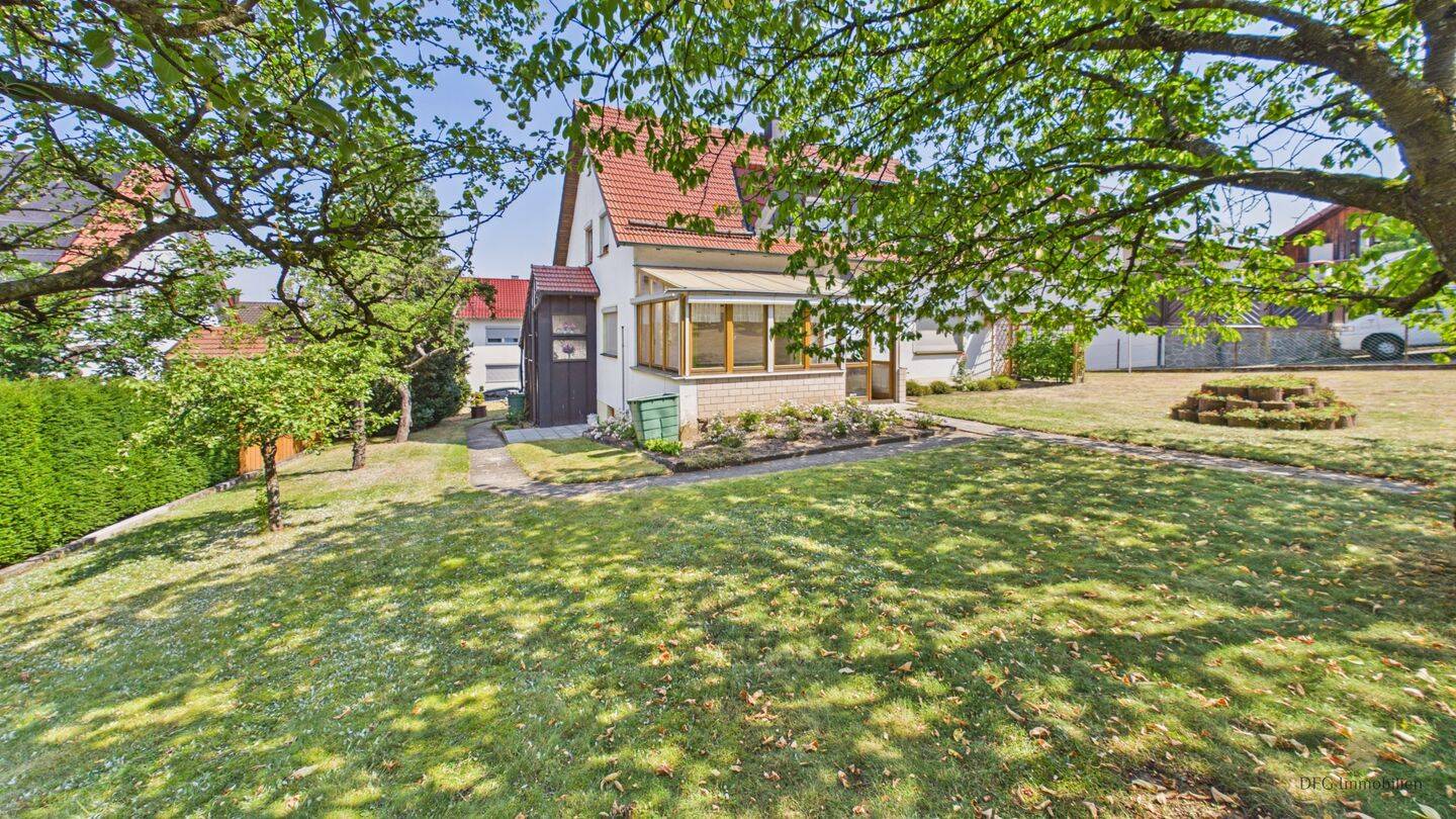 Großzügiges Zweifamilienhaus mit schönem Garten, Wintergarten und vielseitigen Nutzungsmöglichkeiten, 93426 Roding