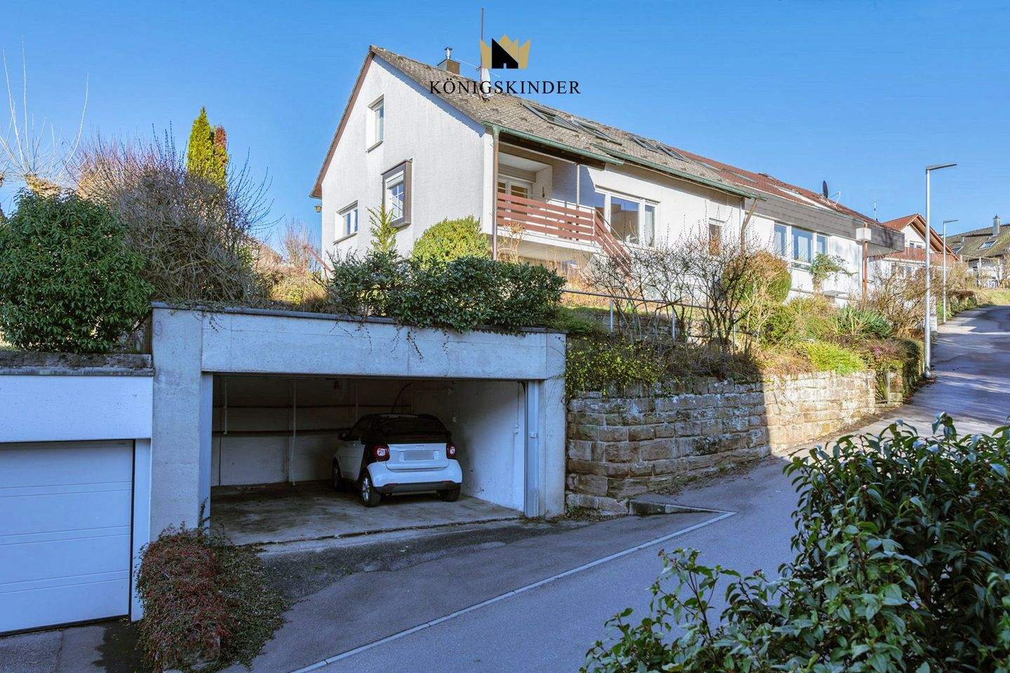 Sonnige Aussichten! Hübsches Einfamilienhaus in schöner Ortsrandlage in Weinstadt, 71384 Weinstadt