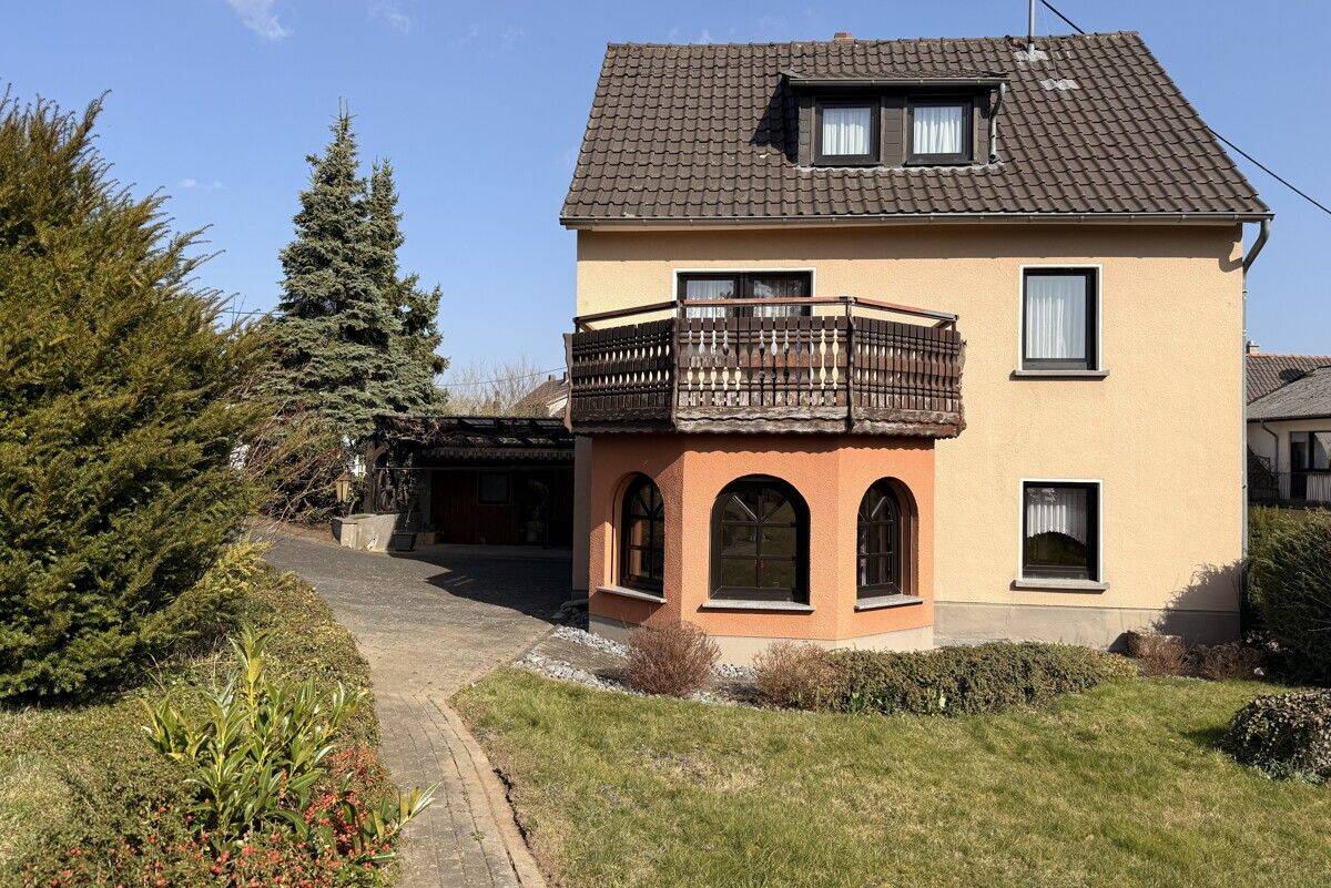 FREIRÄUME: Großes Haus mit fünf Schlafräumen, drei Bädern, Garten und geschützter Terrasse, 53560 Vettelschoß