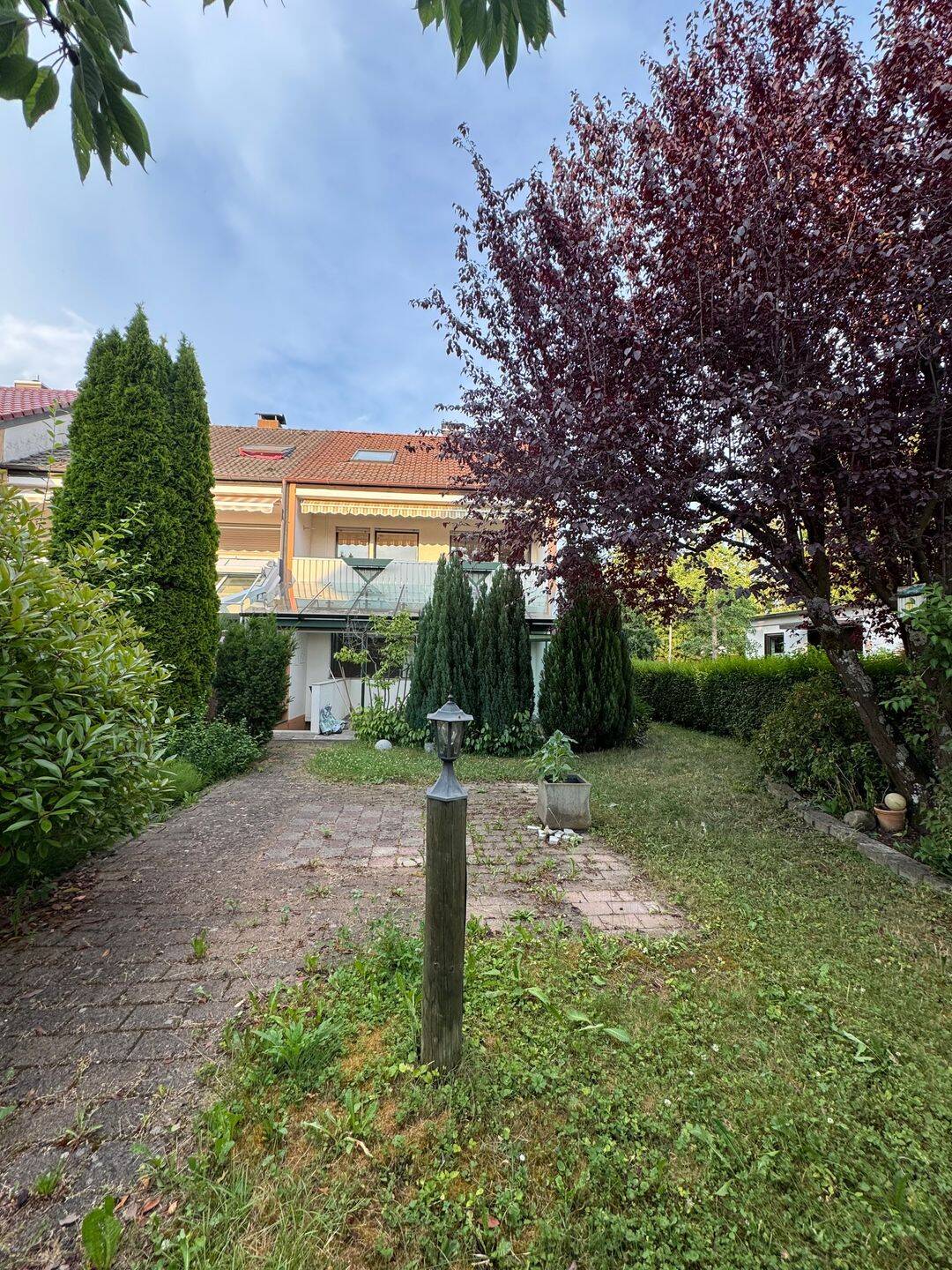 Sonniges Reihenendhaus mit Wintergarten, Balkon und großem Platzangebot sowie 1 Garage und 1 KFZ-Außenstellplatz, 88045 Friedrichshafen