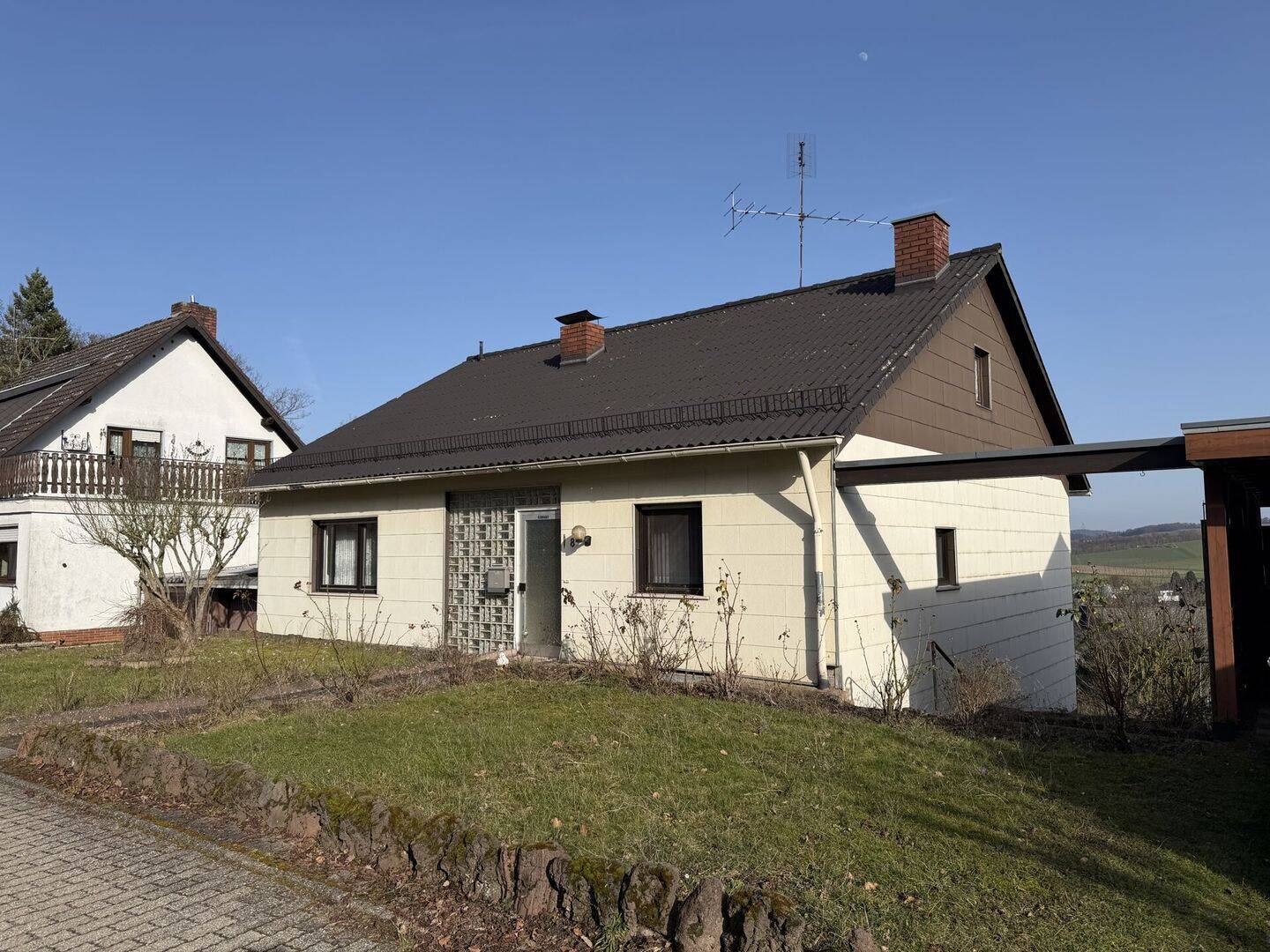 Freistehendes Einfamilienhaus mit viel Platz und Garage in Wehr, 56653 Wehr