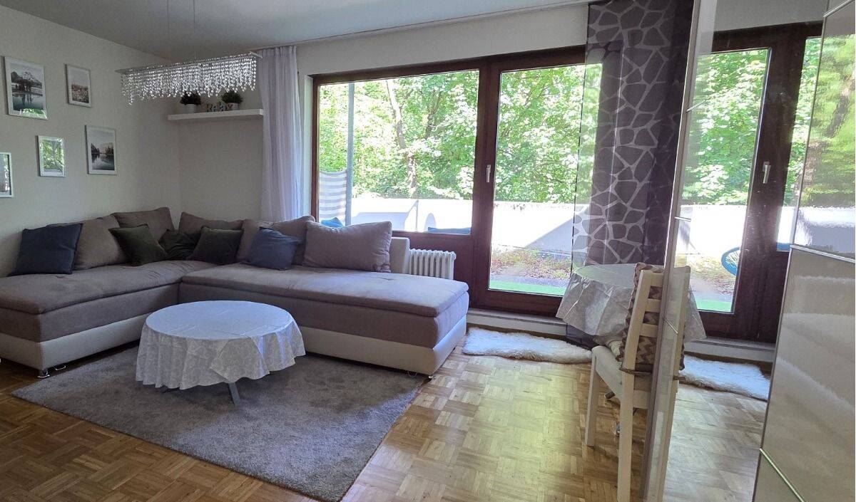 Urbanes Wohnen mitten in Stuttgart! Sehr ruhige möblierte 1-Zi-Wohnung mit großer sonniger Terrasse., 70191 Stuttgart (Bad Cannstatt Nord)