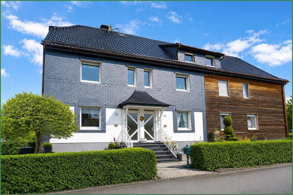 Sanierungsobjekt: Zwei Doppelhaushälften mit Garten und Doppelgarage in begehrter Lage von Burscheid, 51399 Burscheid